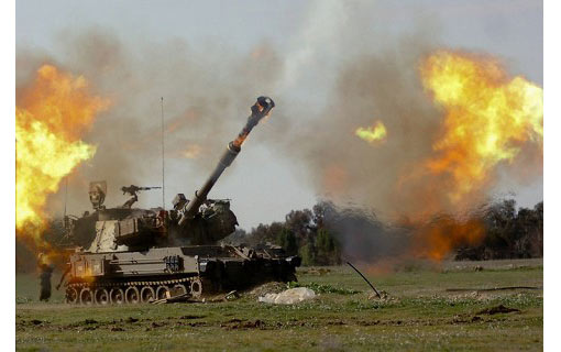 Israeli artillery guns fire towards the Gaza Strip from the Israeli side of the Israel-Gaza border on January 4, 2009. Israeli troops pushed deeper into Gaza and clashed in fierce battles with Hamas fighters today as Israel upped its deadly offensive on the Islamist