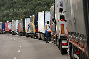 blockade: Spanish truck drivers near border with France