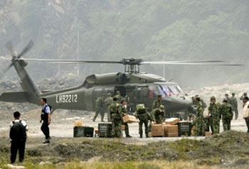 Chinese soldiers collect aid from military helicopter from U.S. for earthquake disaster relief