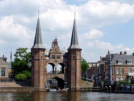 Although Sneek excists since the 11th century, it is officialy a town for 550 years (since the year 1456 ). The only remaining part of the city walls is this watergate or waterpoort.