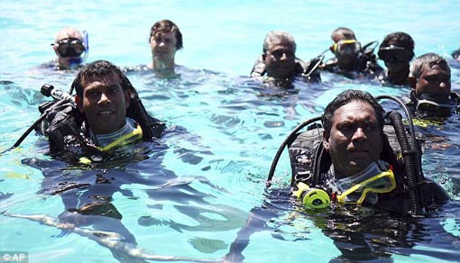 Maldives cabinet meeting chaired by President, took place around table ...